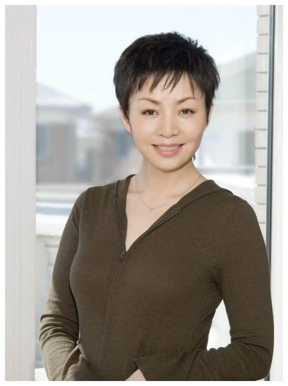 宋丹丹真57岁?穿贴身运动装低调现身,看身材像是20岁