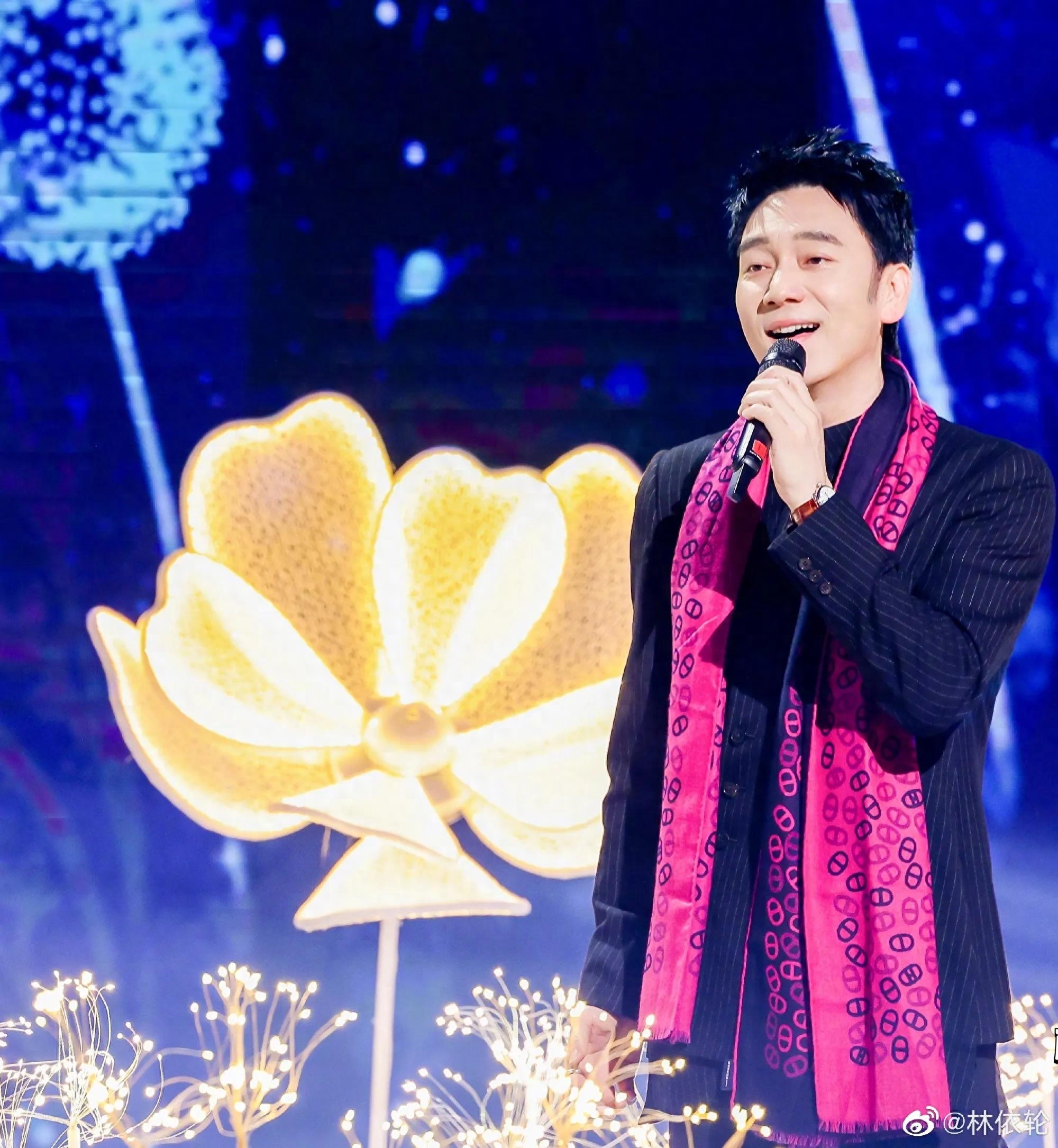 林依轮晒两个儿子同台走秀照片,年轻时候的偶像孩子都这么大了!