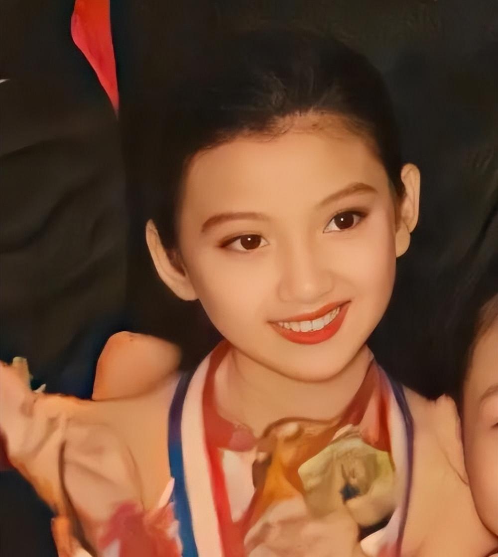 都说"幸福的人用童年治愈一生,不幸的人用一生治愈童年",毛晓彤是不幸