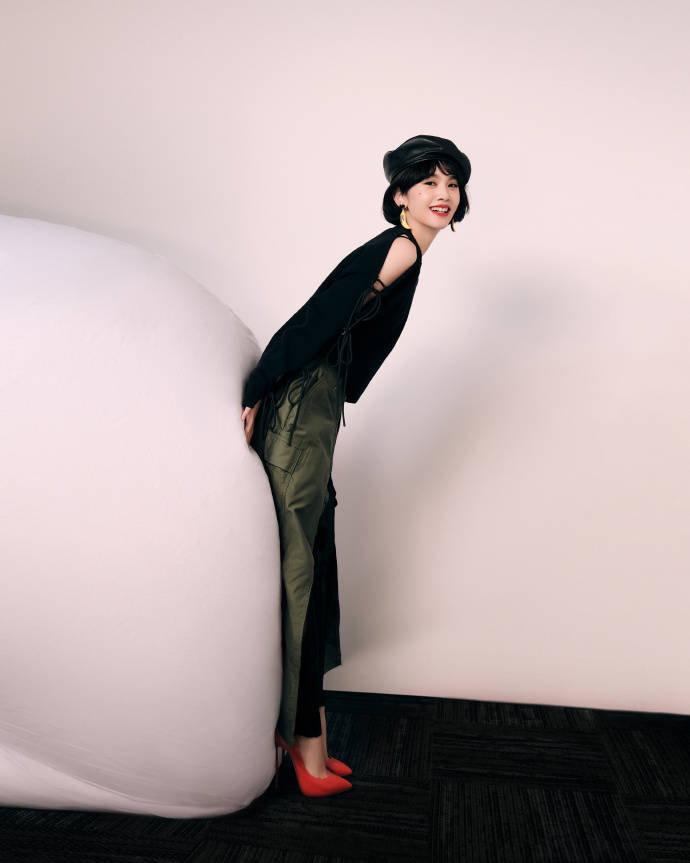 杨丞琳戴贝雷帽穿搭酷飒 对镜头嘟嘴比心甜度满分-易天影视公司-服务