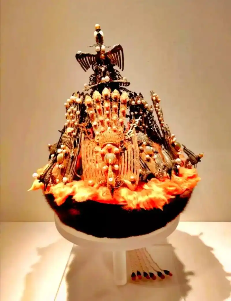 金镶珍珠皇后冬朝冠.