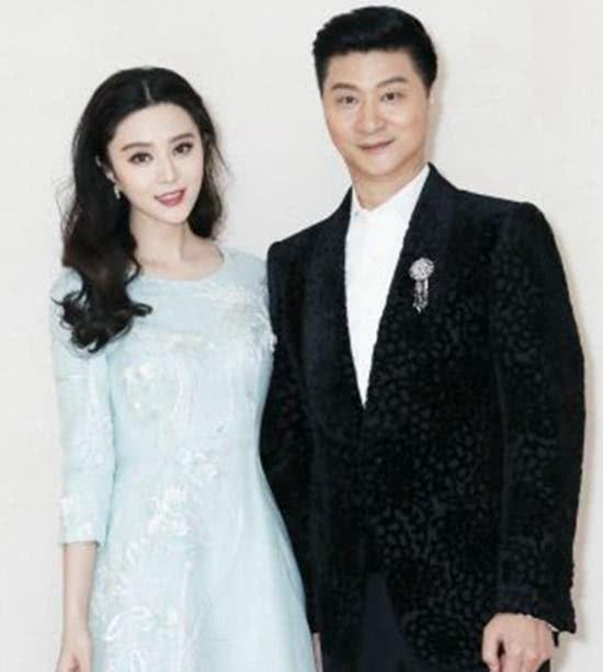 范冰冰爸爸露面,戴翡翠戒指力证依旧富贵,冻龄容貌就像40多岁_范涛