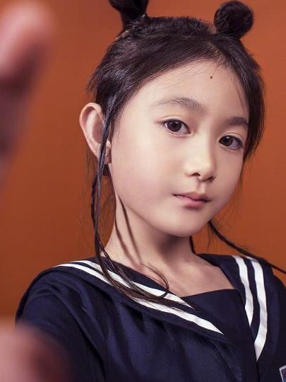 有一种"美颜"叫奥莉长大:7岁颜值开挂,不去当童星有点可惜了