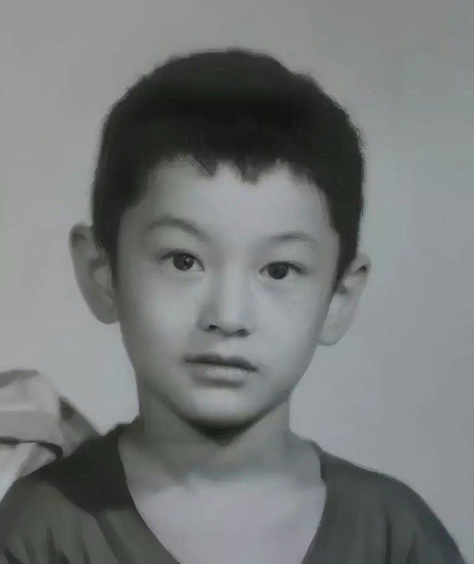 黄晓明说的是真的,他小时候长得特别漂亮,像洋娃娃一样! 676767