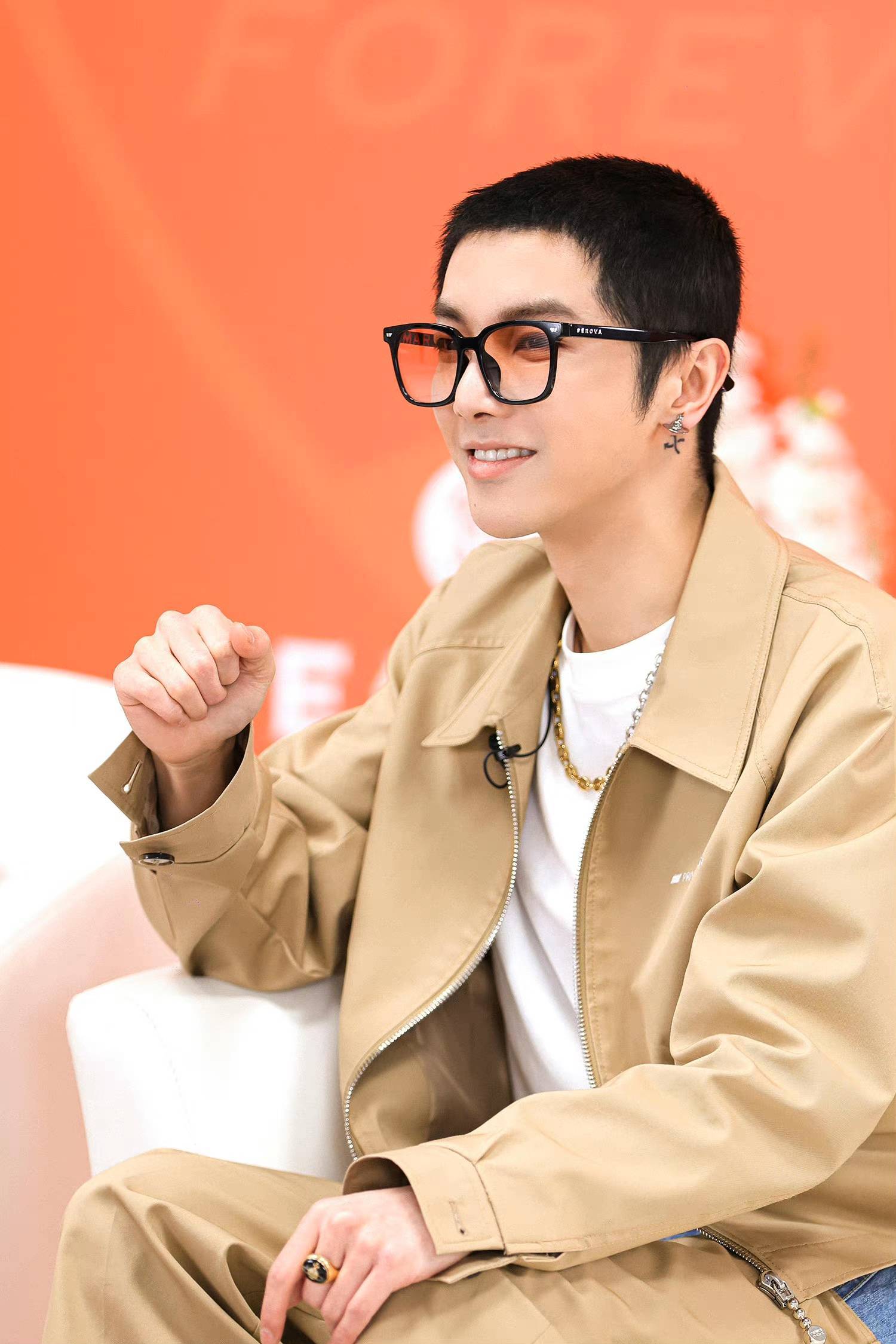 华晨宇最新寸头自拍太酷了!