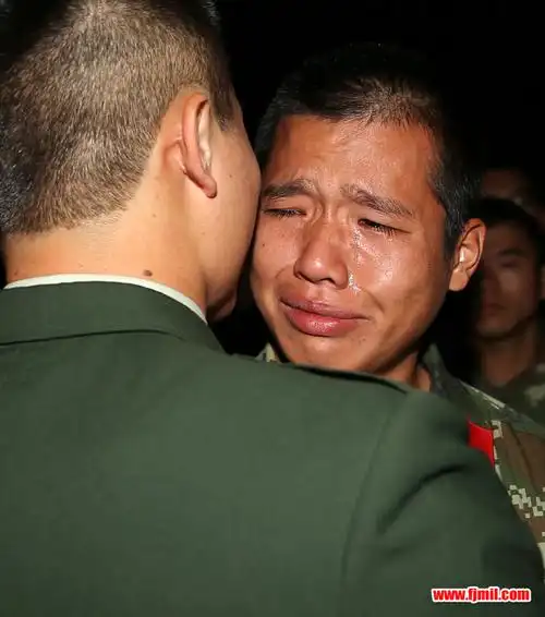 铁打营盘流水兵 退伍老兵送别痛哭感人深(图)