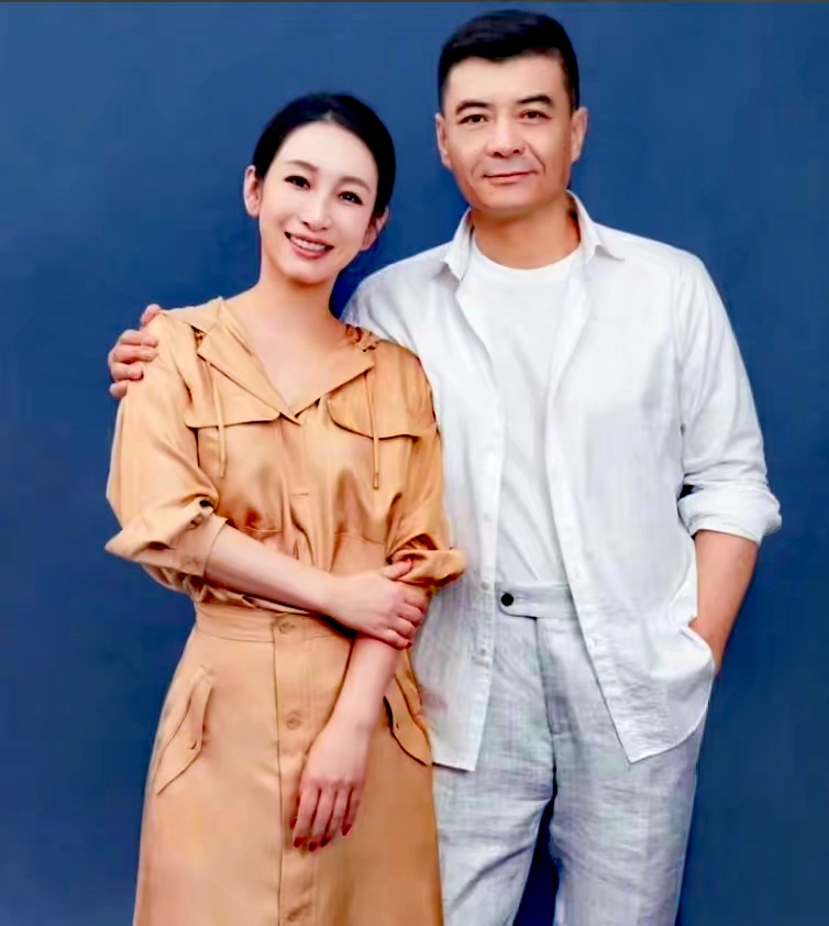 54岁王新军现在面孔松垮得像晒瘪的番茄,老婆秦海璐倒是像棵水灵灵的