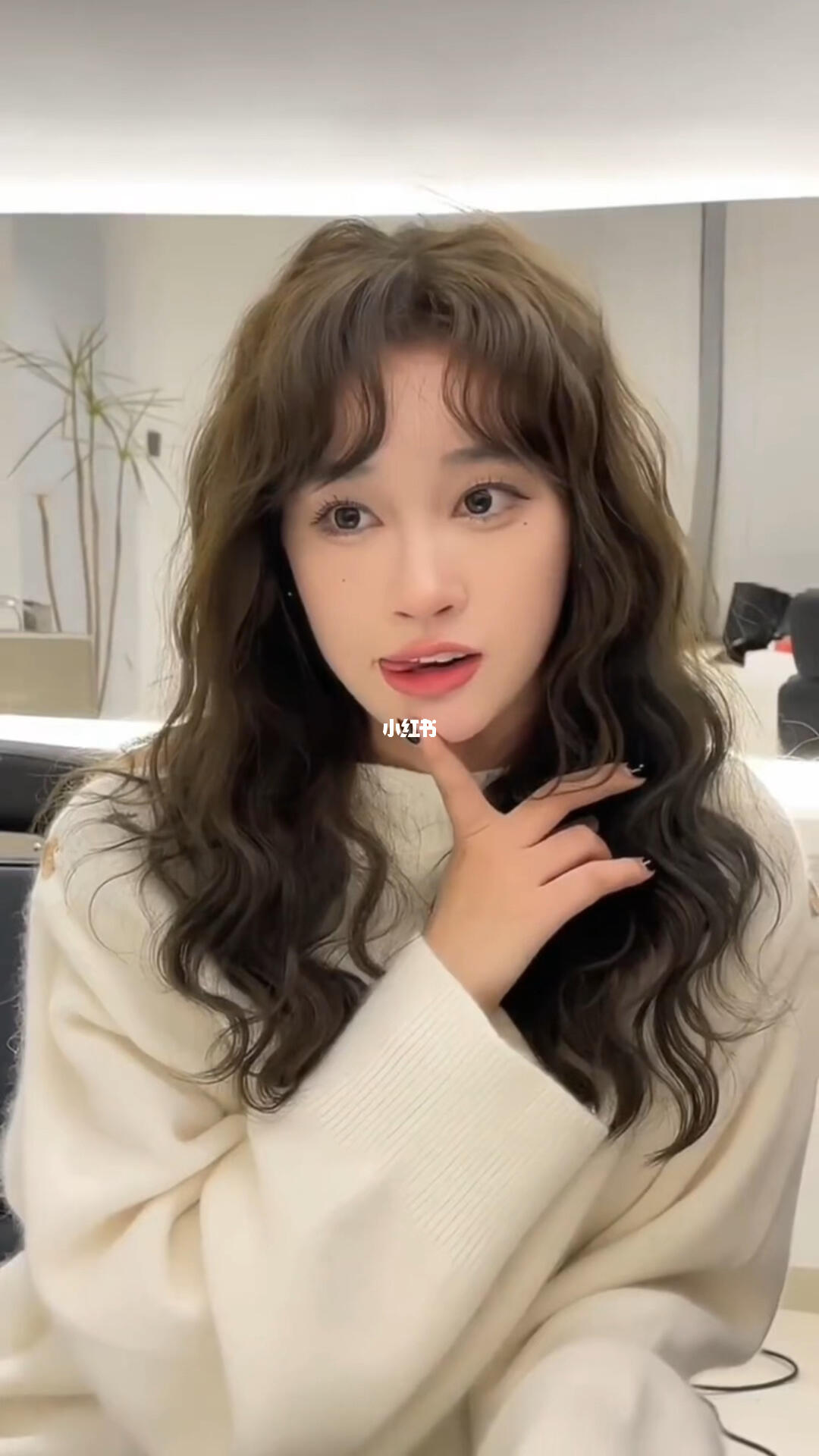 蓬松的卷发真的超显脸小!细软塌发量少救星,秋冬季必备发型,风格多变