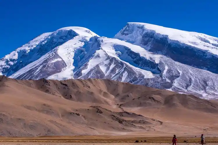 县境内南有海拔8611米的世界第二高峰——乔戈里峰,北有海拔7546米的