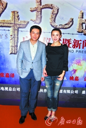 张嘉译(左)和小宋佳[微博]本报讯(记者 林芳)改编自严歌苓长篇小说