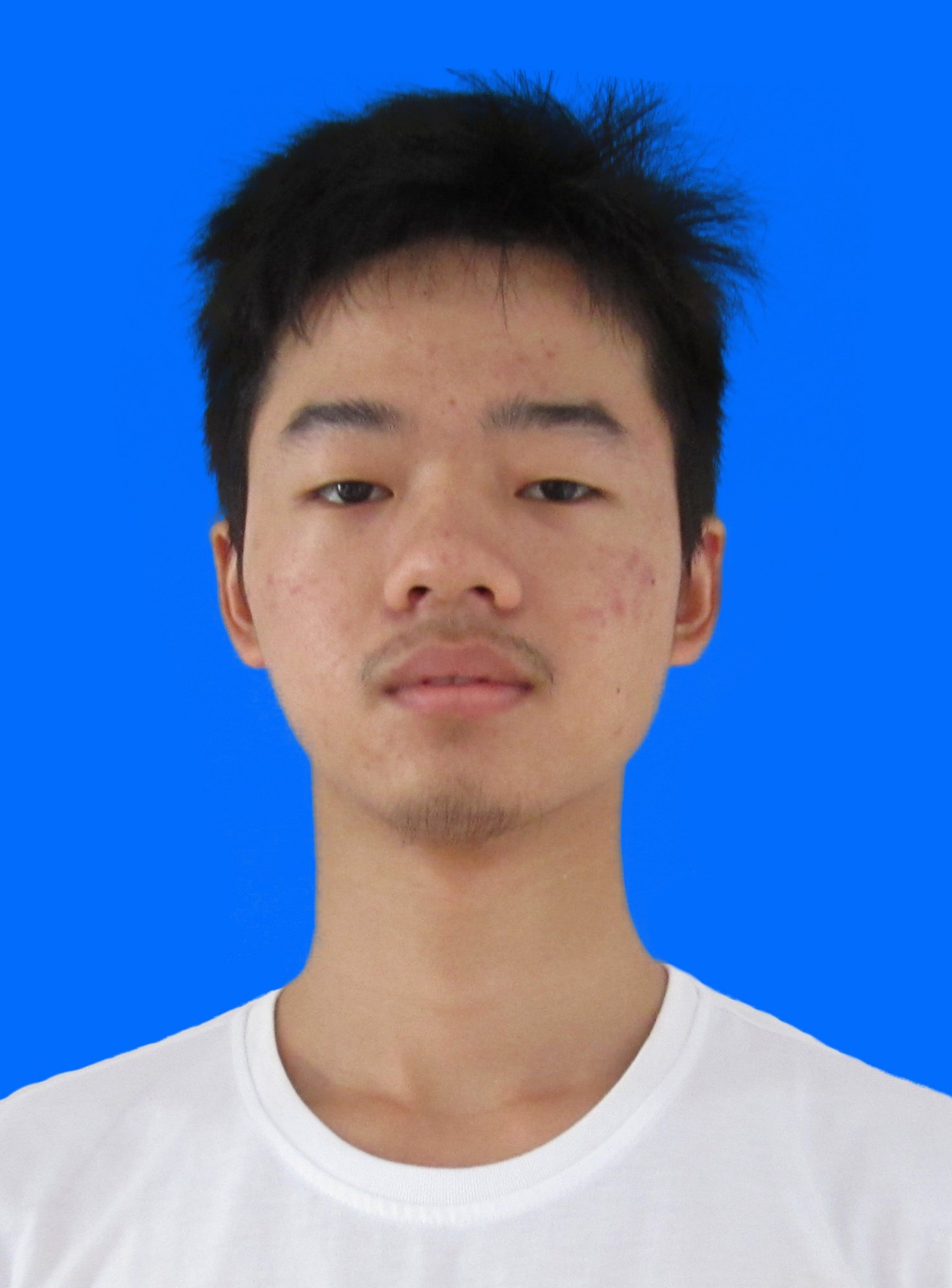 求大神帮忙把背景p成蓝色的,就证件照的那种,在线等谢谢