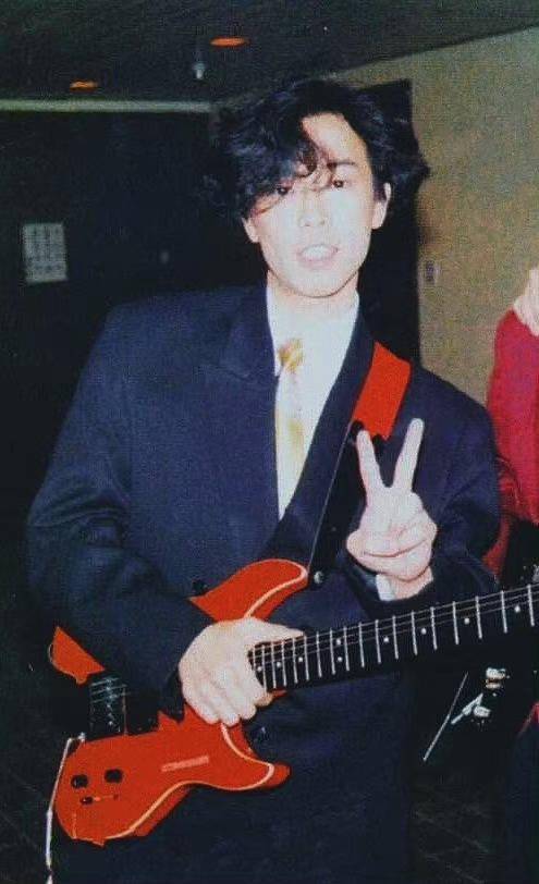 黄贯中弹奏福利引回忆杀早年状态青涩又帅气中分发型是精髓