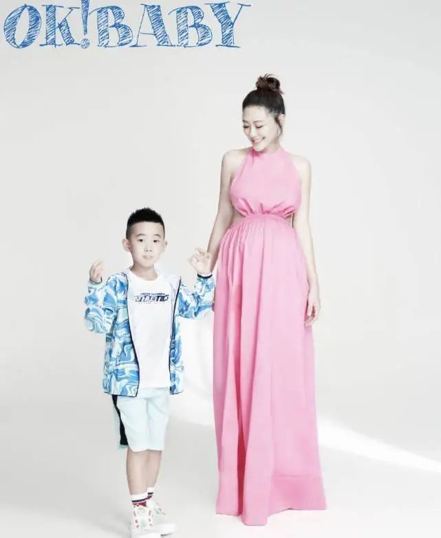 应采儿晒陈小春父子三人合照,二儿子小手小腿胖嘟嘟超想摸,应采儿意外