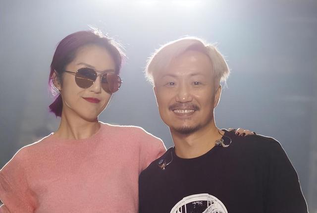 郑中基演唱会与13岁女儿合唱,网友:原来与阿sa离婚过去这么久了