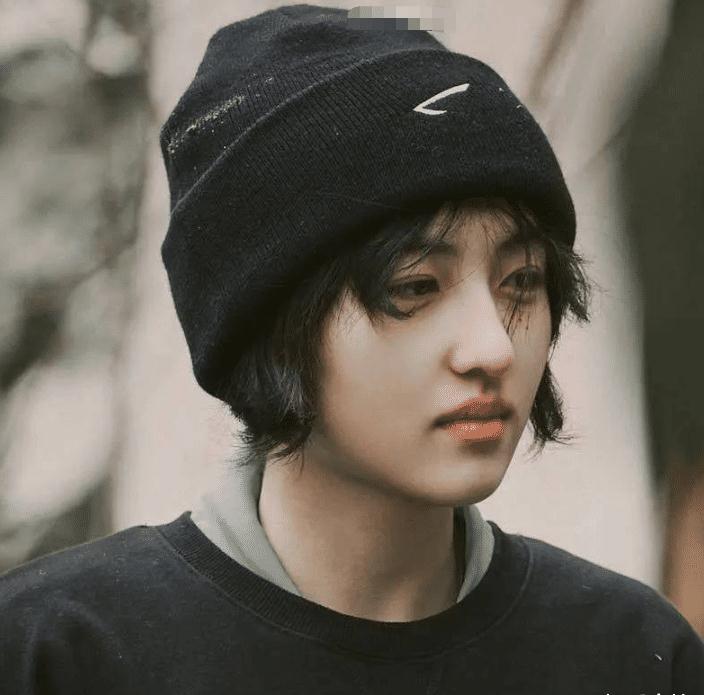 张子枫少年感绝了,留短发清爽帅气,可甜可盐简直是大写的心动_女明星