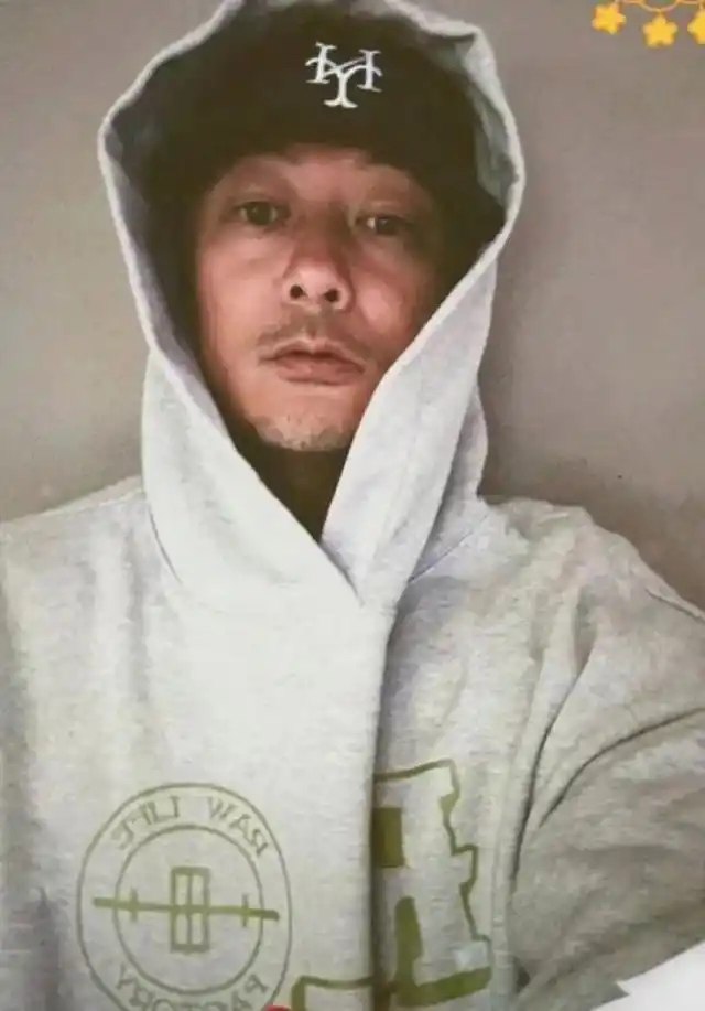 42岁余文乐近照上热搜头戴帽子胡子花白网友称撞脸赵本山