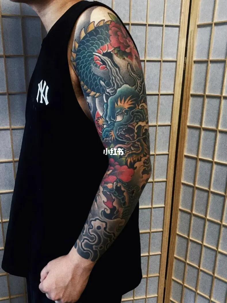 花臂龙纹身