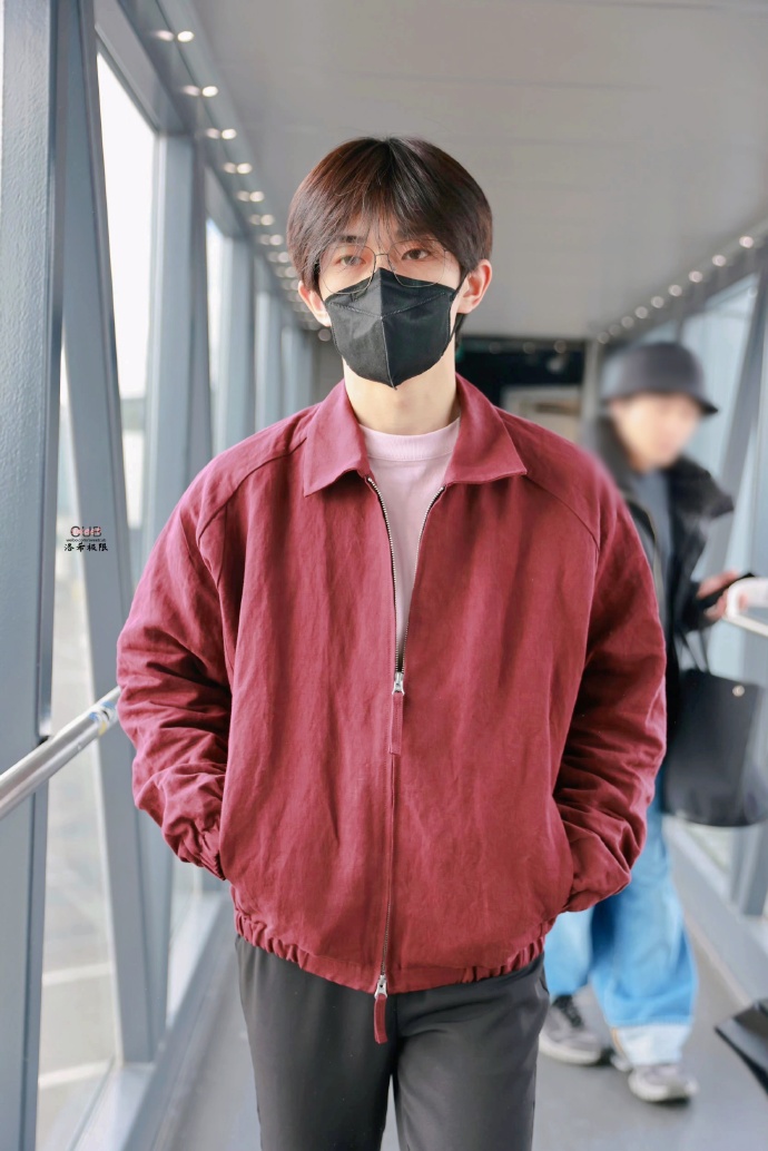 易烊千玺穿白大褂制表##易烊千玺皮衣街拍