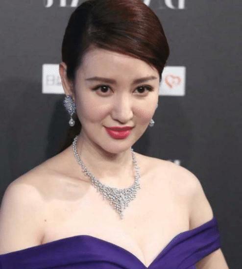 戏精本精现身,张萌礼服本来就不合身,结果还做出不少争议动作_女明星