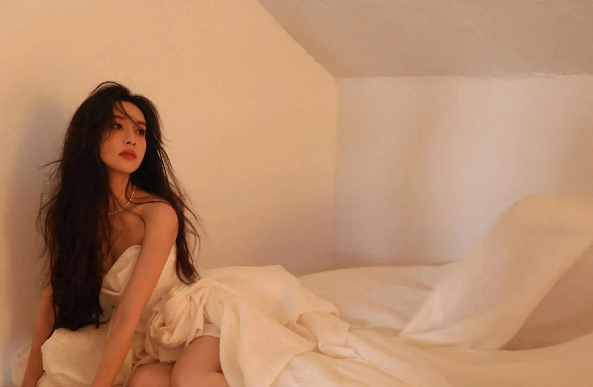 孟子义《男人装》金九封面 霸气御姐穿深v 冷艳酷飒又性感