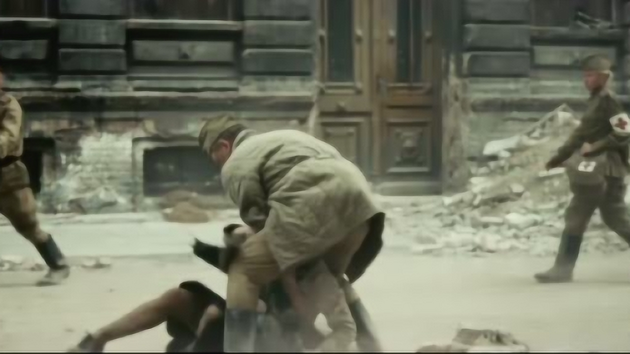 战败国的女人在众目睽睽大街上被士兵拖去角落战争的残酷