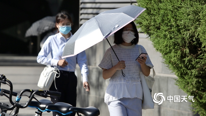 37北京暴晒模式开启街头行人全副武装