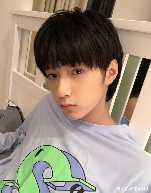 刘耀文录制《你好星期六》路透照,新发型清爽帅气,梦回13岁小丸