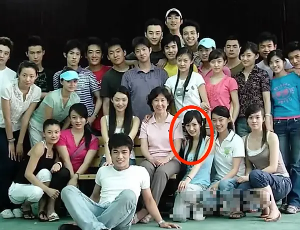 原创杨幂大学青涩旧照罕曝光嫩出水大眼睛太抢镜蹲老师身旁好受宠