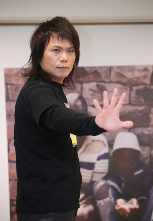 伍佰老照片,你喜欢他的摇滚音乐吗?_歌曲_成为了_专辑