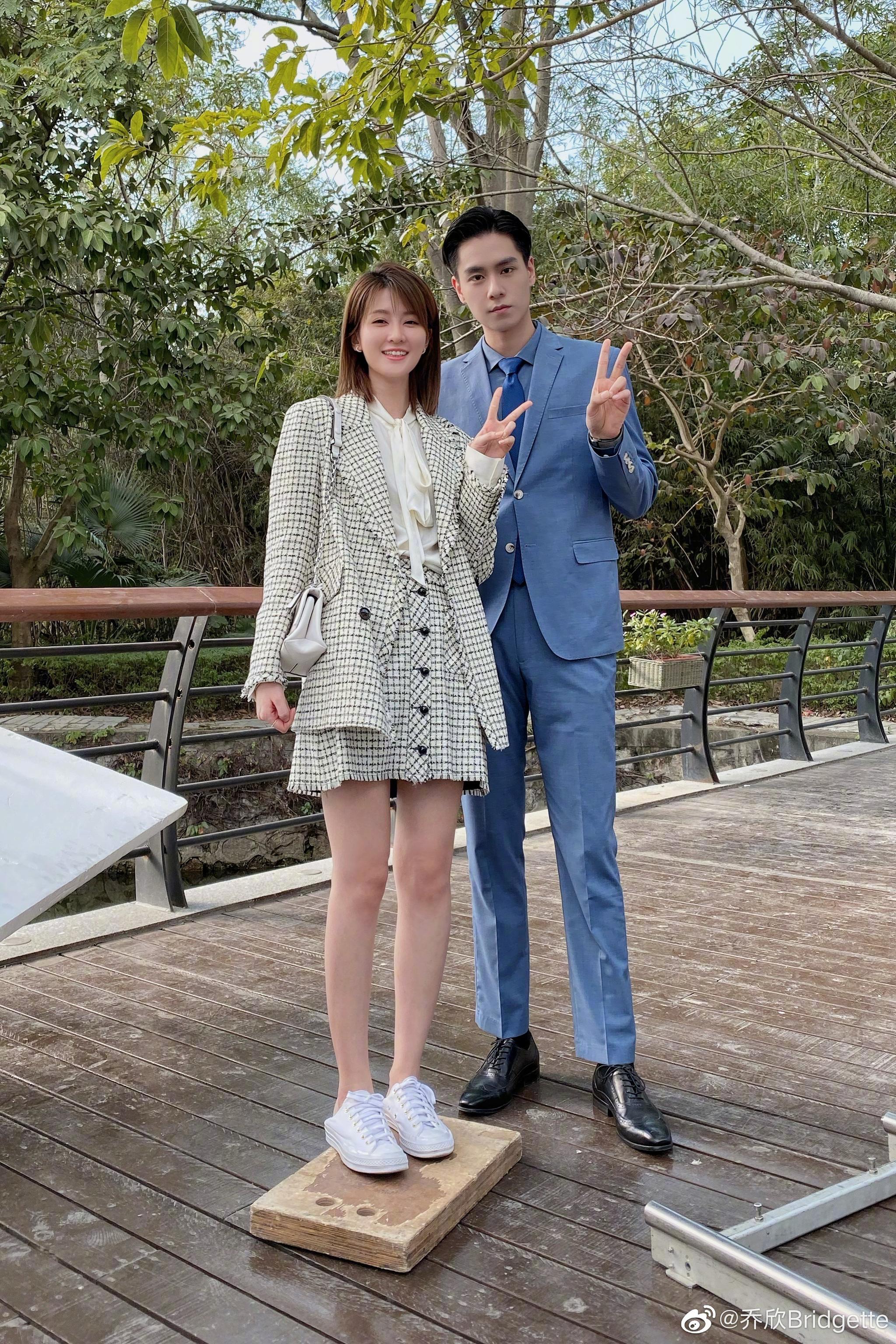 小风暴收官乔欣晒出与胡一天的合照吐槽172还是要垫木板