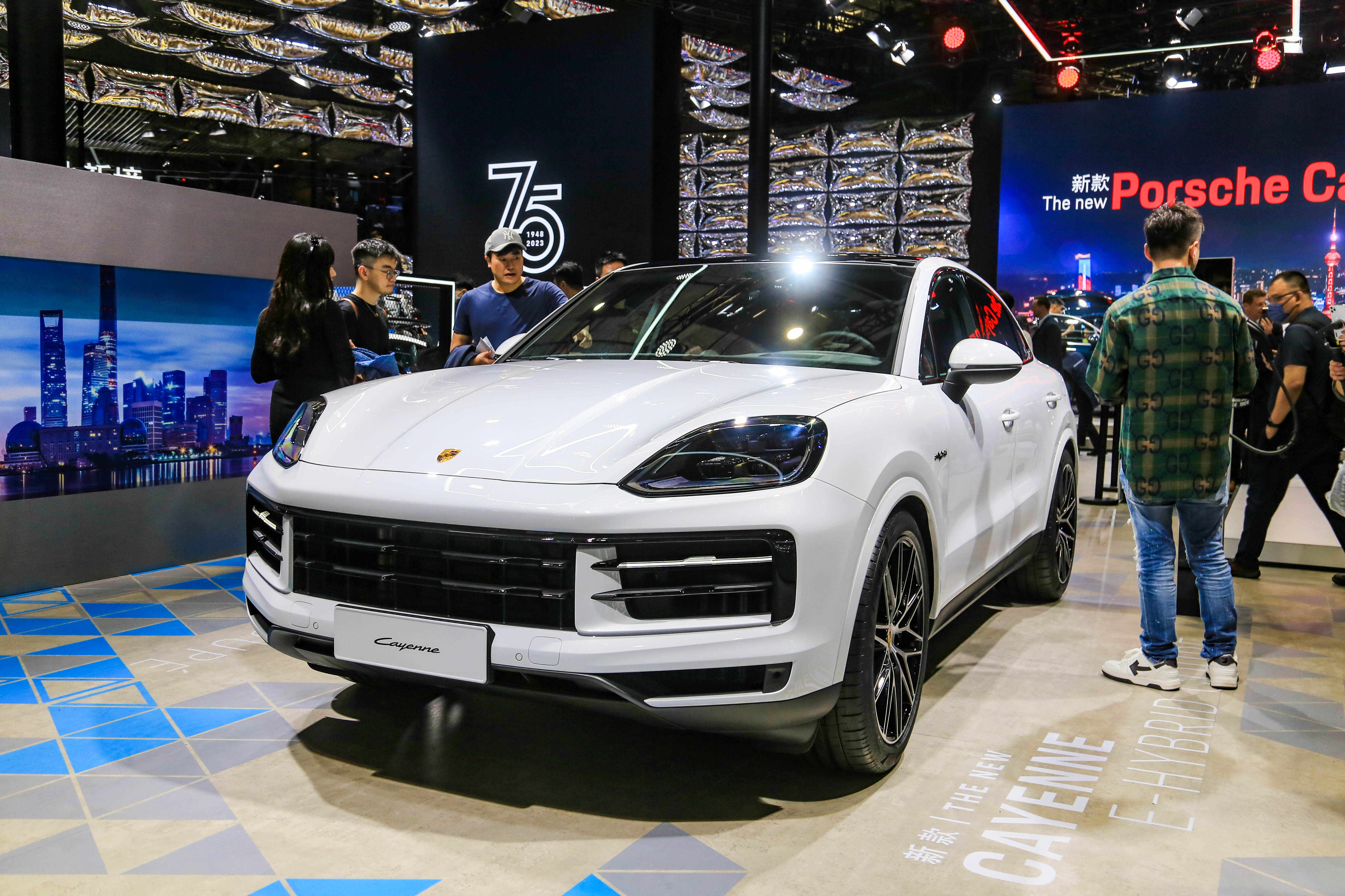 新款卡宴的最大辨识特征就是风格更加锐利的前脸造型.