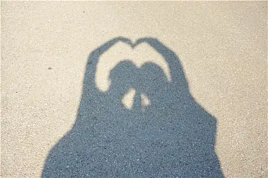 两个年轻人的影子