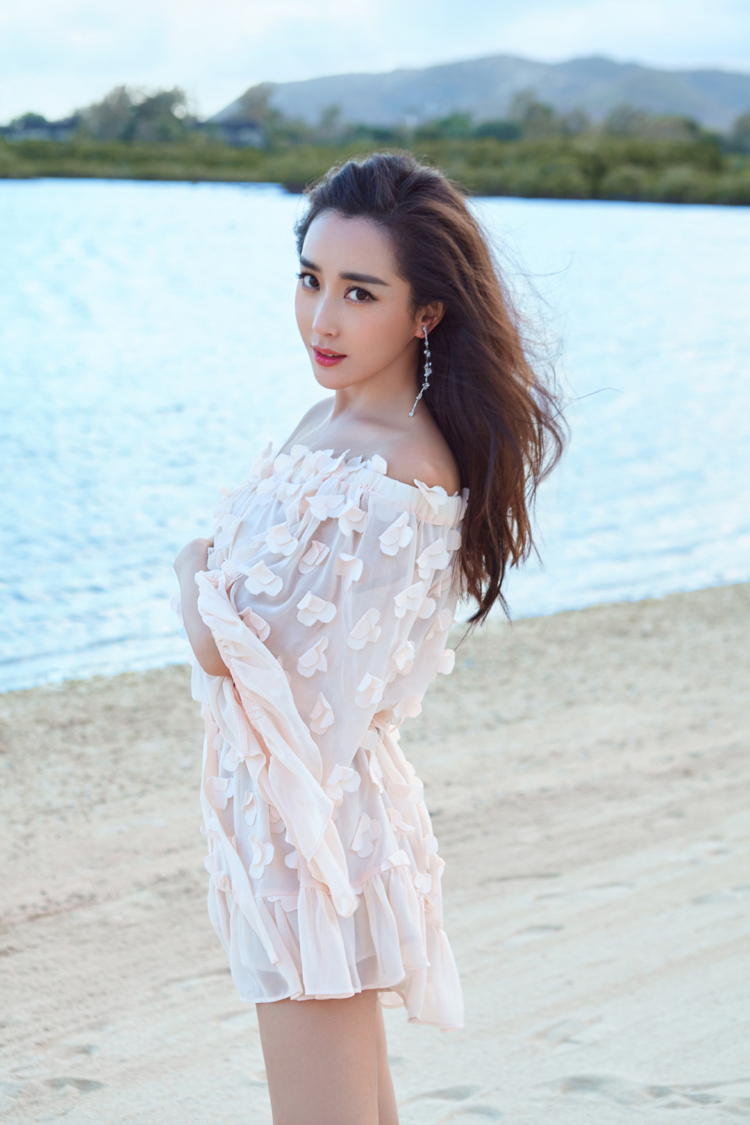 女星杜若溪,时尚打扮突显成熟女性气质