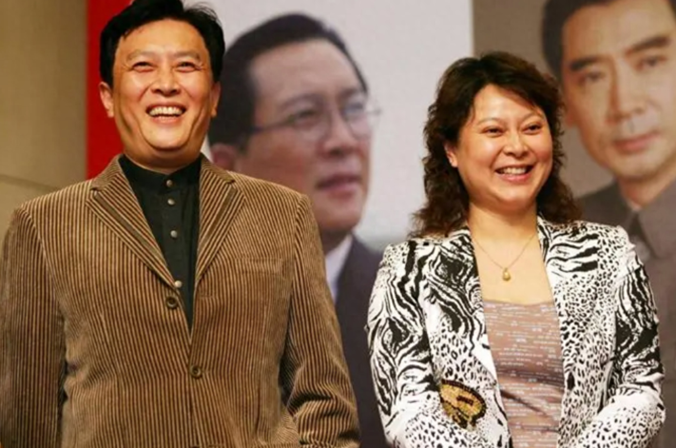 回顾壮丽嫁大12岁唐国强婚后连生两子如今一家五口幸福美满