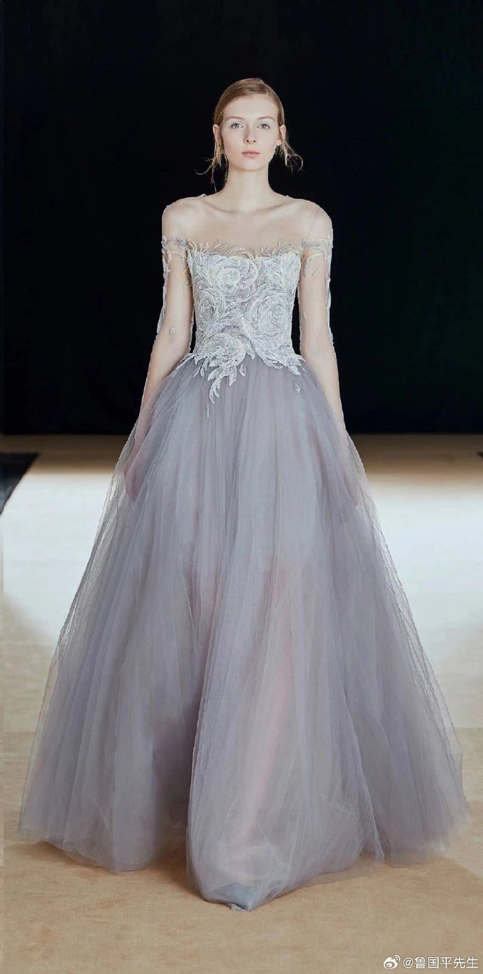 杭州上百件高定礼服1夜被租光#现在的漂亮小姐姐越来越多,对于礼服的