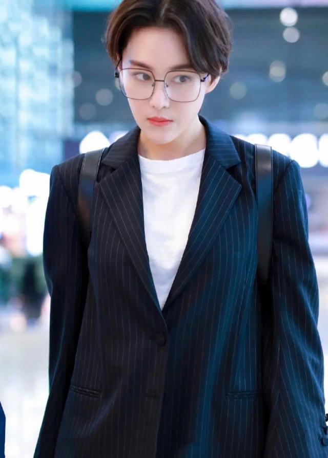 张馨予穿西装走机场,换中分短发很有型,气质女神变酷帅辣妈了