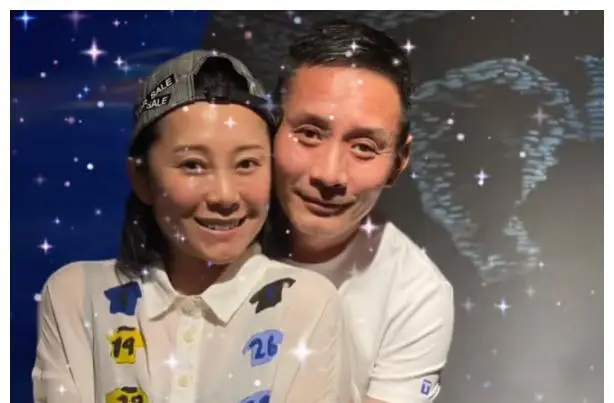 江珊老公与同学聚会,现场大牌云集,跟女子贴脸搂抱毫不避嫌_田小洁