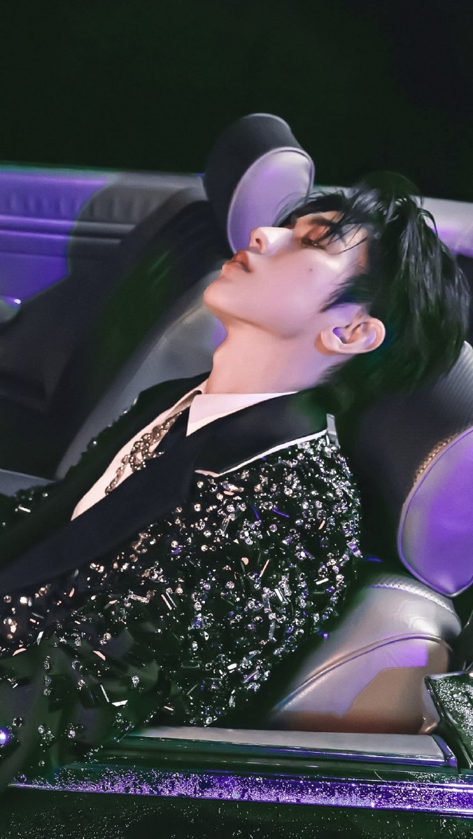 蔡徐坤皮衣对镜自拍##蔡徐坤对镜侧颜自拍照