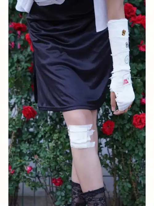 石膏绷带与荆棘蔷薇