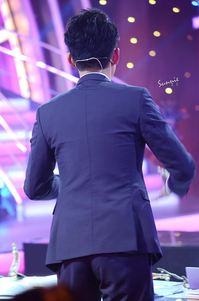 钟汉良# 那熟悉的背影,让人心动,一切记忆又带回了那晚的相望于人 ..