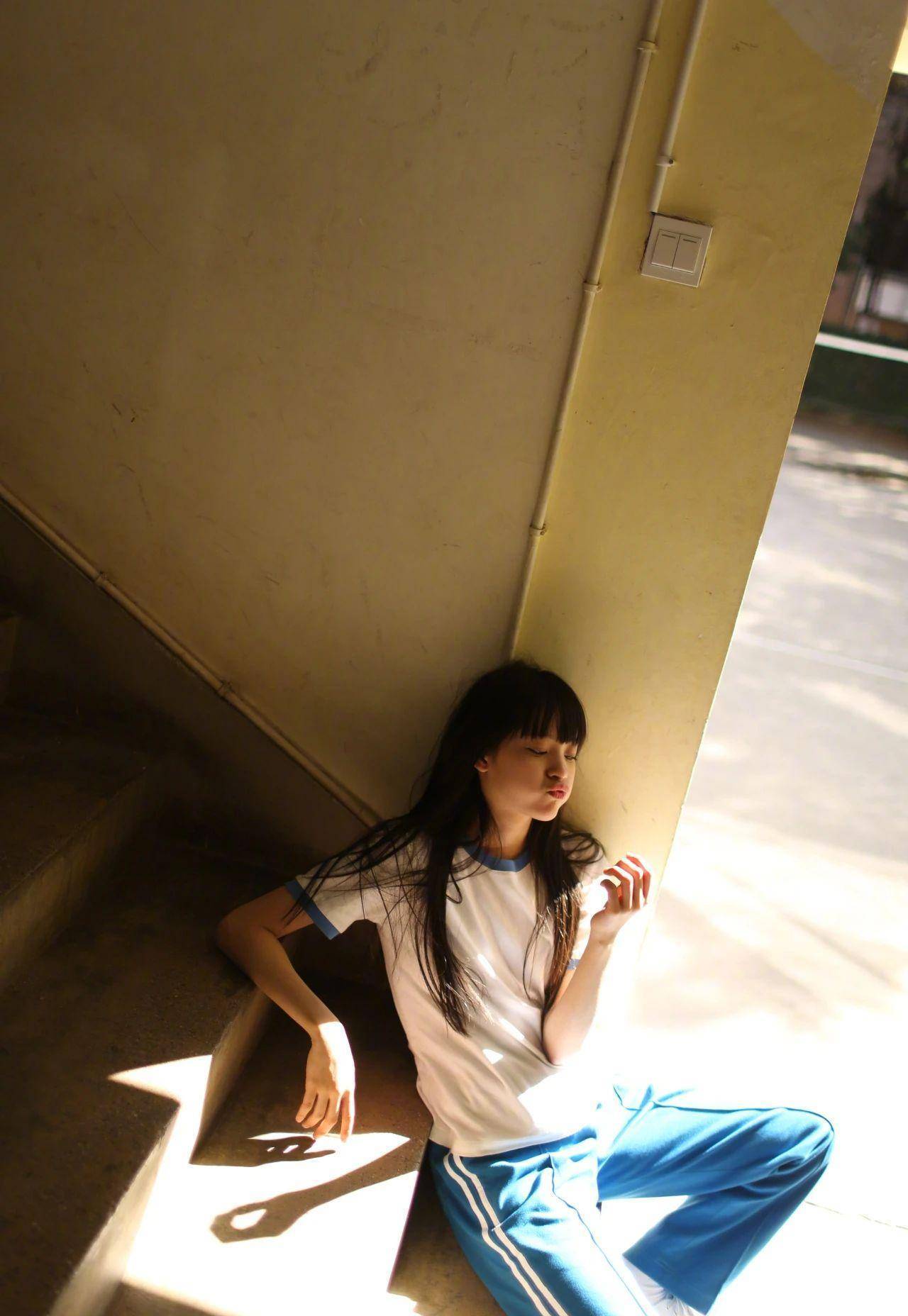 欧阳娜娜学生校服造型,梳留黑长直,像不像你学生时期的暗恋对象_卫衣