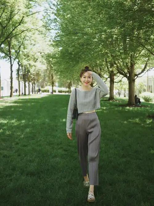 容量也很满意,出门日常小物都妥妥装的下,这个绿色夏天背特别特别美!