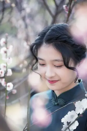 梅花-穿旗袍的女子