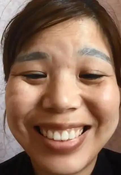 一把年纪的大妈学会化妆之后,发现自己特别像刘涛