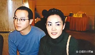 在与黑豹乐队的主唱窦唯开始恋情之前,王菲曾与该乐队的吉他手栾树有