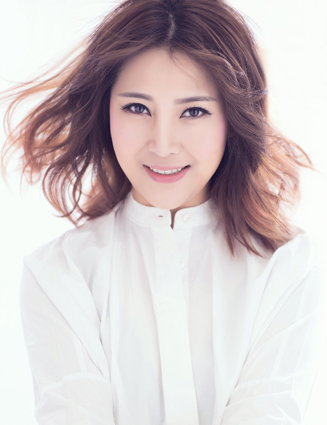 一个愿意相随的美貌若花般的阳光女子,愿意同自己所爱的人奔赴一个