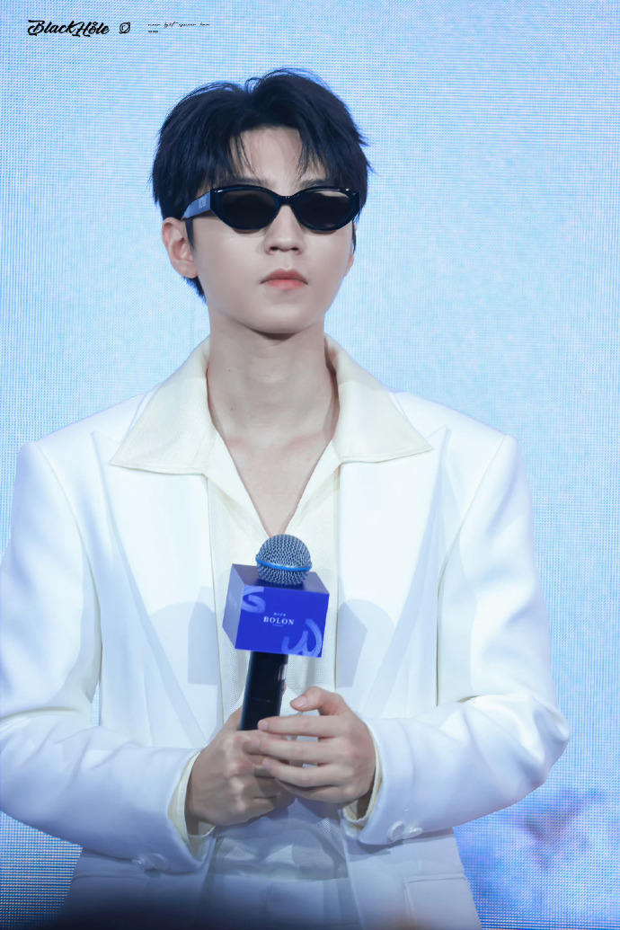 王俊凯暴龙活动#  王俊凯今日暴龙活动饭拍图以及工作室出图  帅帅的