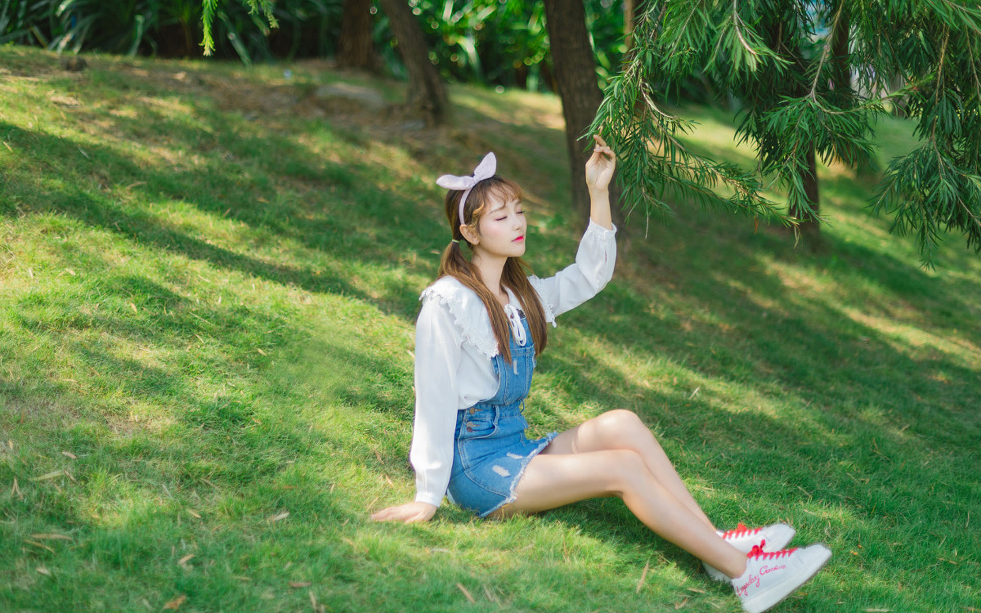 清纯萝莉美少女户外写真图片桌面壁纸