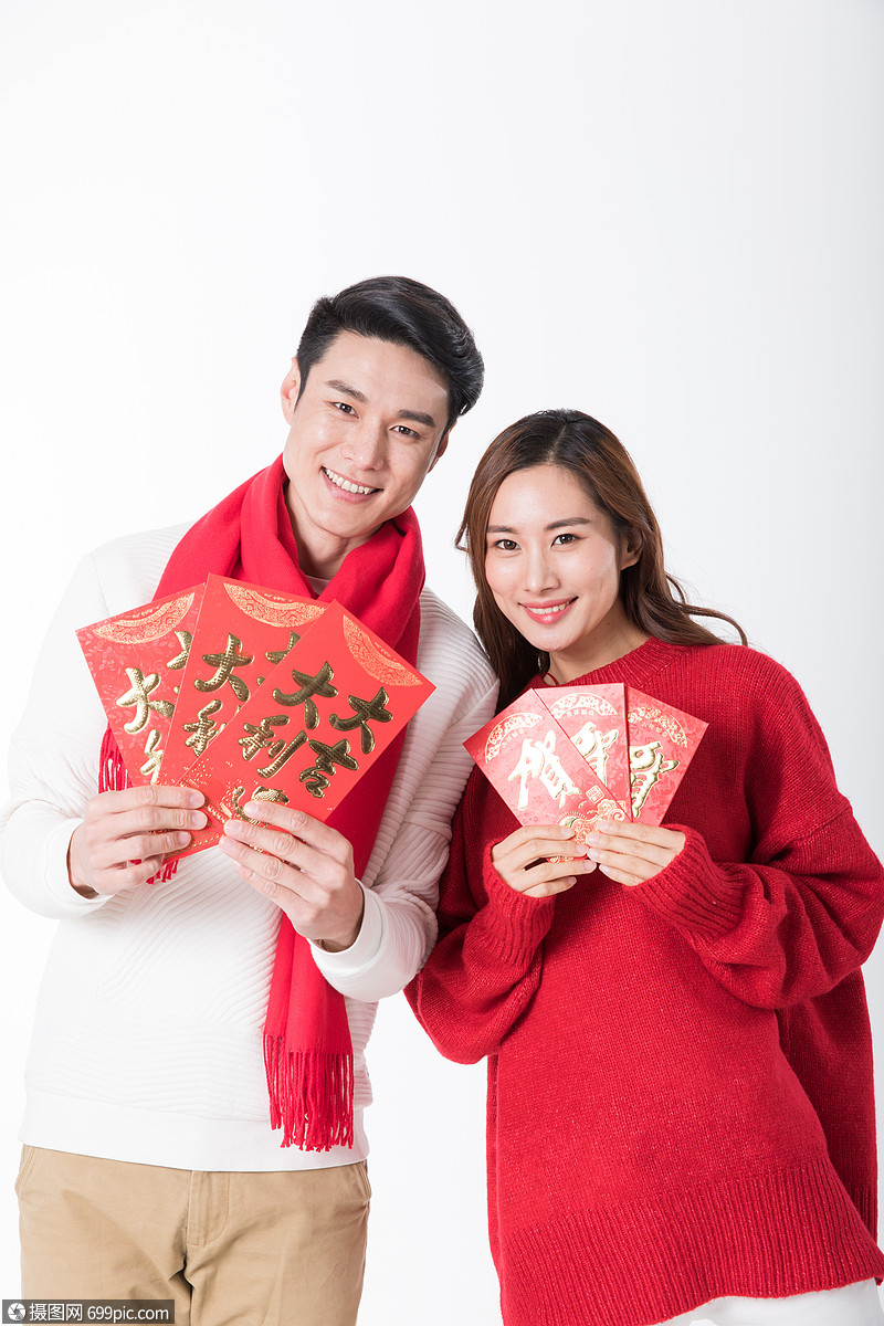 年轻夫妻新年发红包