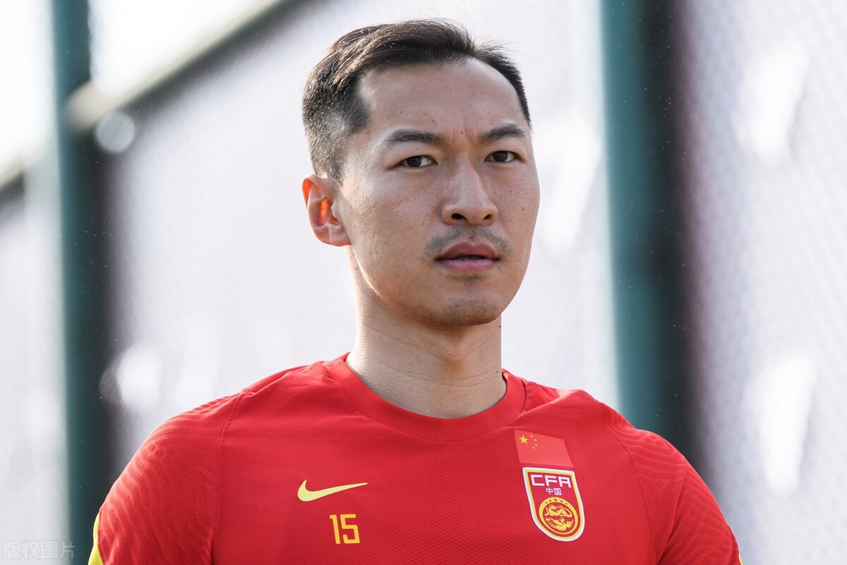 躲球吃海参被批国足队长吴曦13年总收入曝光仅薪水就近1亿元